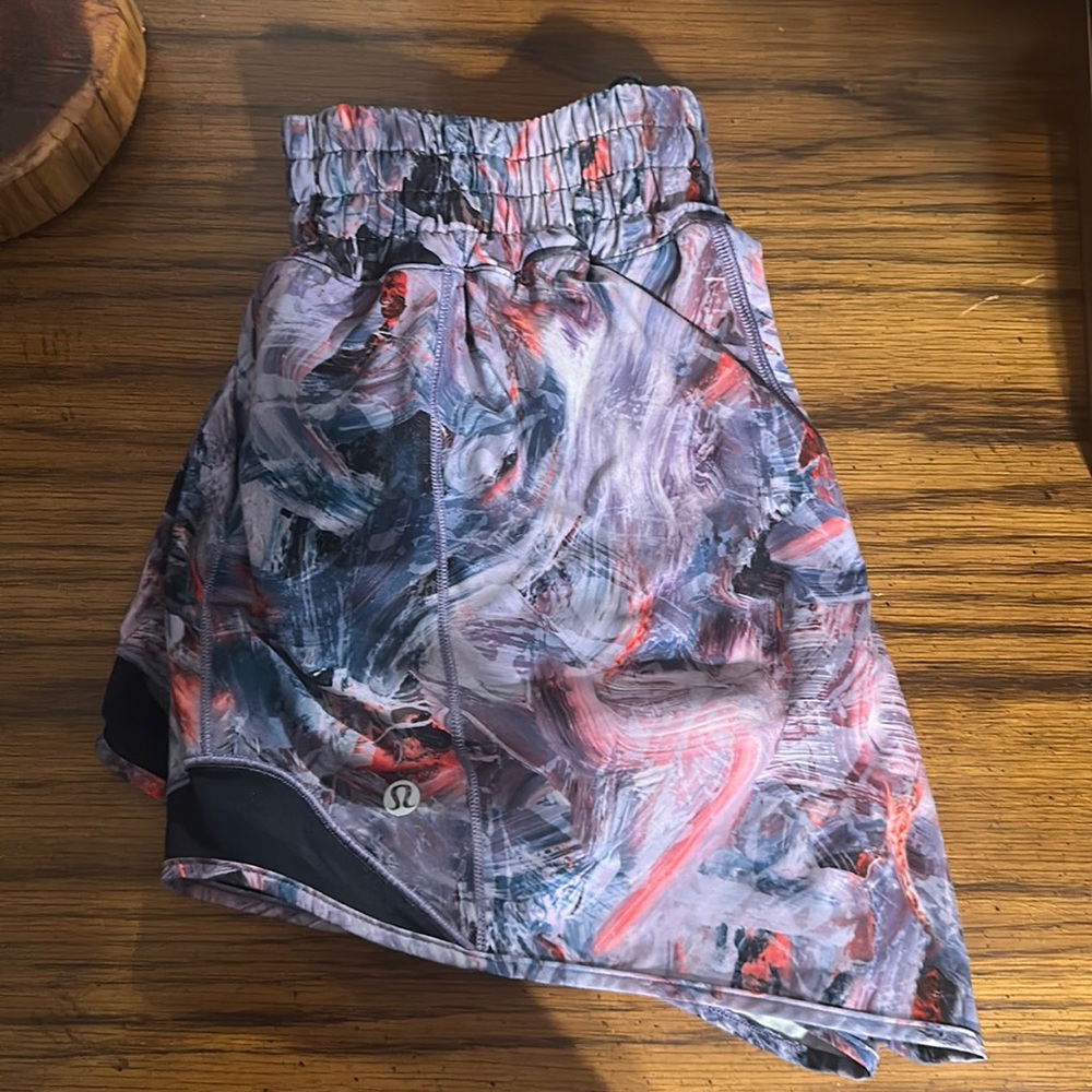 Lululemon Hotty hots 4” Gently worn